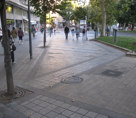 Platzbereich in Gelb mit grauen und
                    schwarzen B�ndern 01