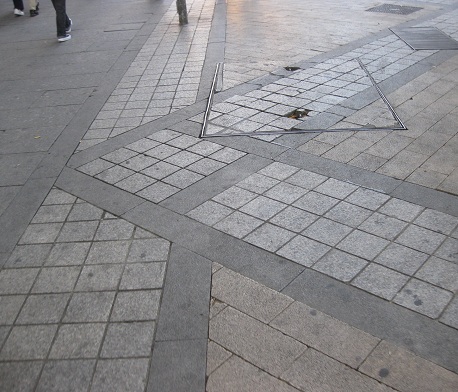 Platzbereich in gelben+grauen
                    Gartensteinen mit dunkelgrauen Granitb�ndern 04,
                    Ecke mit Tangente