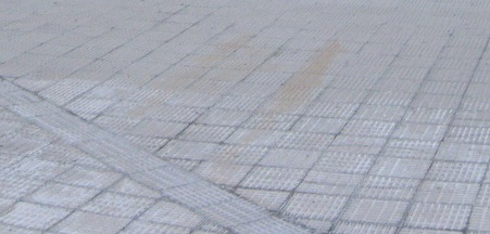 Platzbereich in gelben, gerillten
                    Platten, Zoom