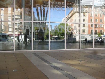 Salamanca Bahnhof
                      Vorplatz in Platten weiss gelb und schwarze
                      B�nder