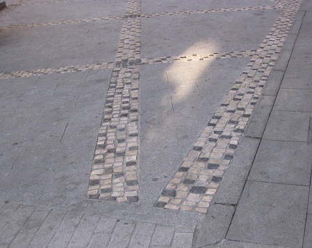 Salamanca Platzbereich
                        in grauen Platten mit B�ndern in kleinen, gelben
                        und schwarzen Pflastersteinen 03