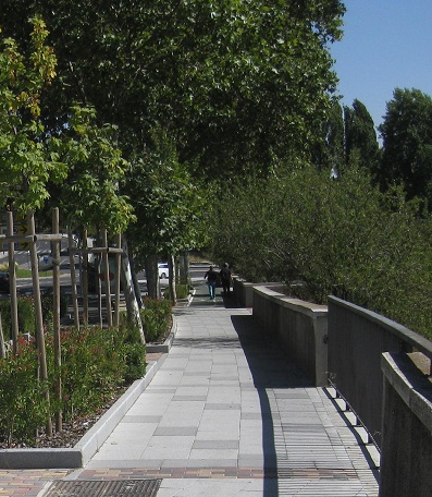 Trottoir /
                    B�rgersteig in weissen Platten mit schwarzen Tupfern
                    diagonal