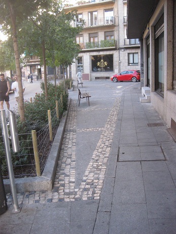 Salamanca Platzbereich
                        in grauen Platten mit B�ndern in kleinen, gelben
                        und schwarzen Pflastersteinen 01