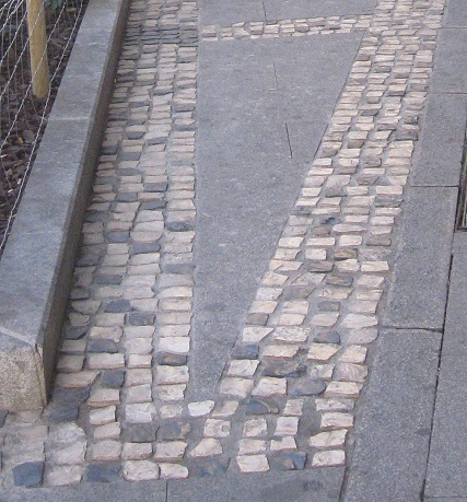 Salamanca
                        Platzbereich in grauen Platten mit B�ndern in
                        kleinen, gelben und schwarzen Pflastersteinen 01
                        Zoom