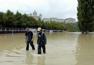 The architects wanted to have indoor
environment quality... Floods in
Berne-Venice in Matte quarter with the
federal parliament building (August 2005) The architects wanted to have indoor
environment quality... Floods in
Berne-Venice in Matte quarter with the
federal parliament building (August 2005)