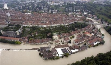 Bern-Venice, areal photo: The Aare
                            river wants back it's space... (August
                            2005)