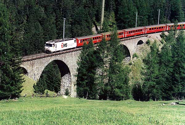 Berguen (Switzerland): Here
is the same Albula viaduct II in the year 2000: This
viaduct is well and safe, really good! Berguen (Switzerland): Here is the same Albula
viaduct II in the year 2000: This viaduct is well and
safe, really good!