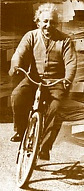 Albert
                                Einstein, durante esos tiempos en
                                "Am�rica" construyendo la
                                bomba at�mica, en bicicleta