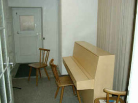 Habitaci�n
                      con piano, un lugar de soledad durante horas.