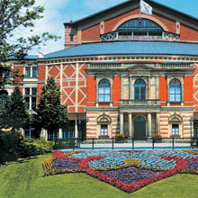 Casa de
                      conciertos de Wagner en Bayreuth, Alemania: La
                      "m�sica cl�sica" es para los supremos
                      1.500 racistas ya antes del Tercer Reich con el
                      juramiento de "ser fiel como
                      Nibelungos"...