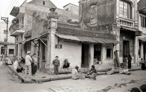 Hanoi 1980 apr., escena de calle con
                  adultos y ni�o