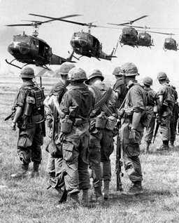 Soldados matadores de los "EUA"
                criminales con helic�pteros en Vietnam 1965-1975