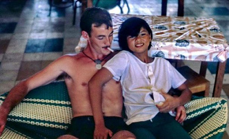 Putita en la Guerra de
                Vietnam con soldado "americano" 01