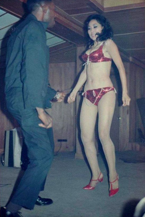 Putita en la Guerra de
                Vietnam con soldado "americano" 02