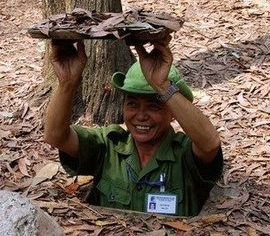 Entrada de un t�nel en la guerra de Vietnam