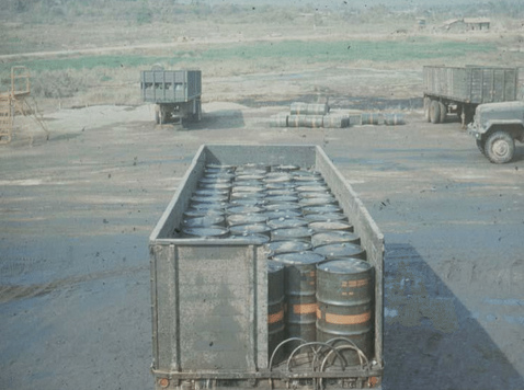 La pesticida de Agent Orange en barriles en
                un cami�n