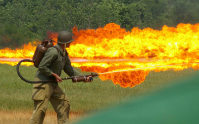 El
              ej�rcito criminal de la OTAN con lanzallamas para la
              pol�tica de la Tierra Quemada como lo hicieron los nazis
              en la Segunda Guerra mundial, pero peor