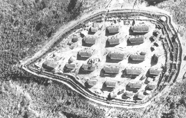 el programa de pueblos
                  estrat�gicos, foto a�rea de una aldea fortificada