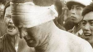 soldado criminal de la OTAN "americana"
                con ojos vendados y con indoctrinaci�n del Viet Cong