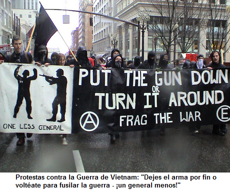 Protestas contra
              la Guerra de Vietnam 02: "Dejes el arma por fin o
              volt�ate para fusilar la guerra - �un general
              menos!"