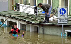 Hochwasser Deutschland Bayern 2002 in
                        Passau: Hochwasser der Donau August 2002; flood
                        inondation