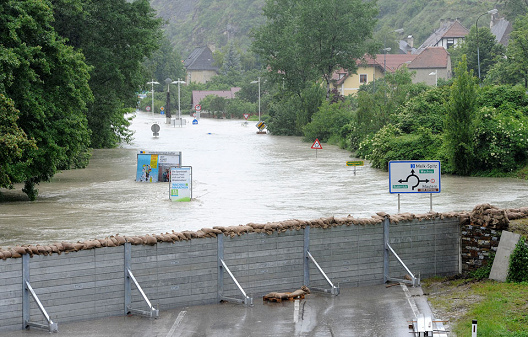 Hochwasser in �sterreich 2013,
                Krems mit einer mobilen Flutmauer