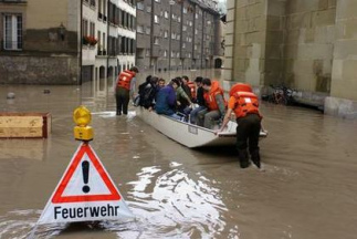 Los arquitectos quer�an calidad de vida en el r�o
              estrecho ... Inundaci�n Bern-Venecia: Distrito de Prado
              (Mattequartier) con un barco de bomberos 2005