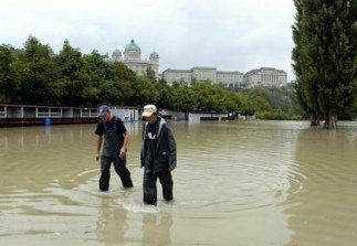 Hochwasser Schweiz 2005 Bern-Venedig:
                            �berschwemmung des Mattequartier mit
                            Bundeshaus 2005; flood inondation