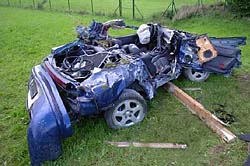 Selbstunfall auf ein
              Feld und durch ein Haus mit zwei Toten, 19.8.2005,
              Hombrechtikon.