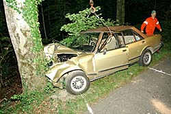 Selbstunfall bei
              Uster 16.7.2005: Auto gegen Baum ohne Grund.