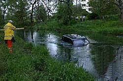 Selbstunfall: Ein
              Auto landet im Fluss, hier im Fluss Glatt, Fahrer
              unverletzt, 20.5.2005, Z�rich �rlikon.