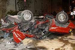 Flucht-vor-Polizei-Unfall: Jeep auf eingeknicktem
              Dach, 22.1.2005 in Z�rich