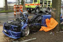 Selbstunfall Auto
              gegen Baum, ein Schwerverletzter; 19.1.2005 in Z�rich