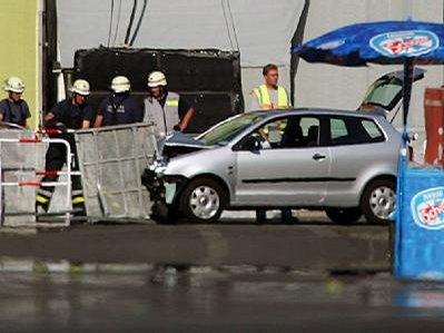 Raser-Auto Ford
              Fiesta in Fanmeile Berlin, WM 2006