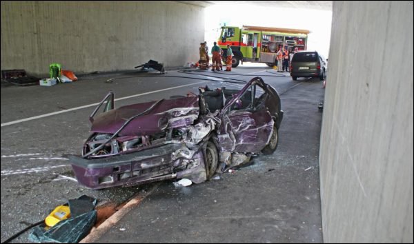 Raser-Auto vom 4.7.2010 in Andelfingen, ein
                    Totalcrash des Unfallwagens mit einem Toten, ein
                    Schwerverletzter, und ein mittelschwer Verletzter.
                    Die Raserei der "drei jungen M�nner" fand
                    ohne jeden Grund statt. Sie verursachen einfach hohe
                    Gesundheitskosten, diese 3 dummen jungen M�nner...