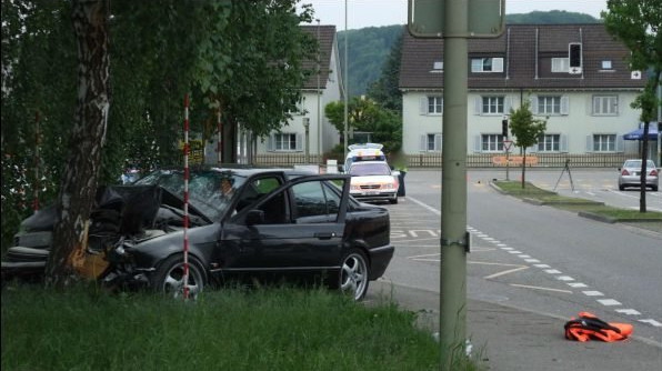 Pratteln (Suiza criminal) 19-05-2010: Mentalidad de
                partisanos: yugoslavo de croacia aterriza al �rbol