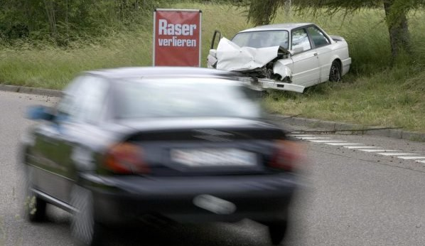 Plakat der Anti-Raser-Initiative:
                      Raser verlieren