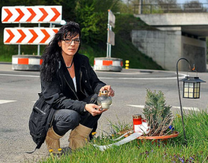 Franziska
                      Riedtmann, Mumpf, an der Unfallstelle, wo 2003
                      ihre Tochter von einem Porsche-Raser ermordet
                      wurde