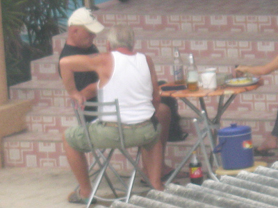 eine
                      Alkoholikergruppe hetzt gegen einen
                      Pionierhistoriker in Pattaya, 5.4.2014