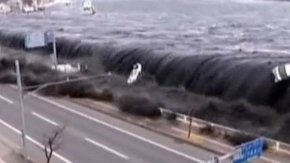 Tsunami in Miyagi in Japan, 11.
                    März 2011 [5]: Der Tsunami ist höher als die
                    Schutzmauer und schleudert alles über die
                    Schutzmauer.