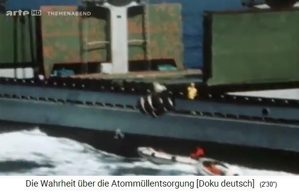 Greenpieace kämpft mit Schlauchbooten
                  gegen die Atommüllverklappung 03, Atommüllfässer
                  fallen ins Meer - 1975ca.
