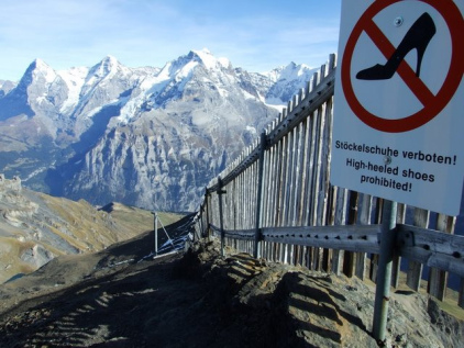 Stöckelschuhverbot am
                            Schilthorn-Wanderweg. Es scheint eigenartig,
                            dass die Stöckelschuhe nicht auf der ganzen
                            Welt verboten sind...