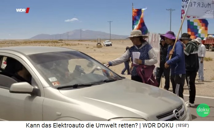 Provinz Jujuy,
                        Demonstration mit Strassenblockade gegen die
                        Lithium-Konzerne 02, es wird Info-Material
                        verteilt, mit der Andenfahne im Hintergrund