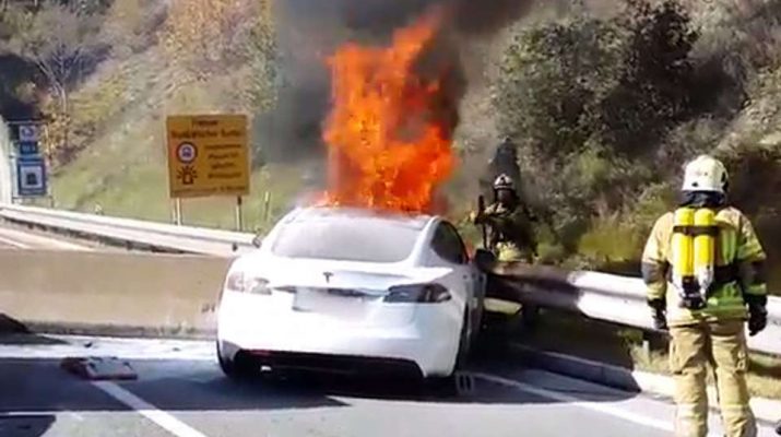Österreich: Tesla brennt nach Unfall und lässt sich
                kaum löschen - Meldung vom 19.10.2017