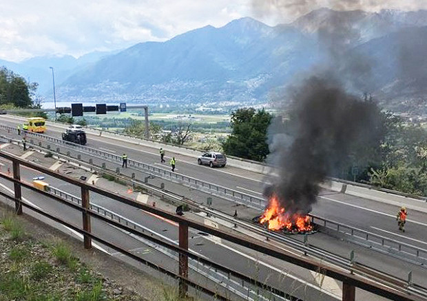 Tesla entzündet sich auf Autobahn A2
                  im Tessin, 16.Mai 2018