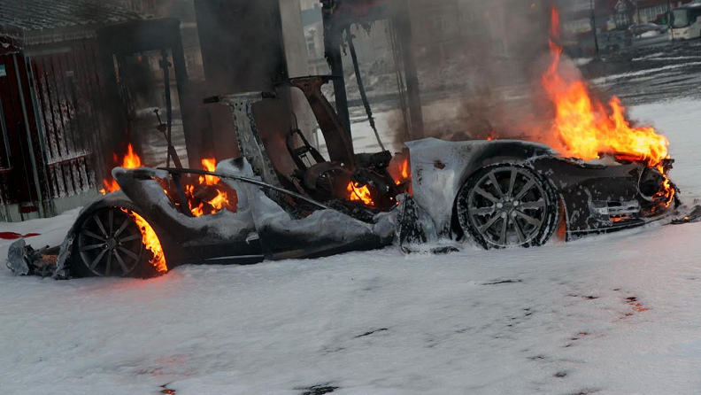 Tesla bei Ladestation in Gjerstad
                          (Norwegen) brennt komplett aus, 4.Januar 2016