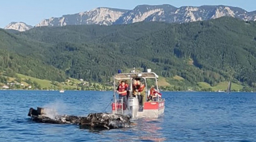 Österreich Attersee, ein E-Boot ist
                  abgebrannt, 28.6.2019