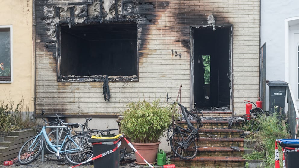 E-Bike setzt Wohnung in Brand, Bremen
                      3.7.2021 - auf der Treppe ist das verkohlte
                      E-Bike