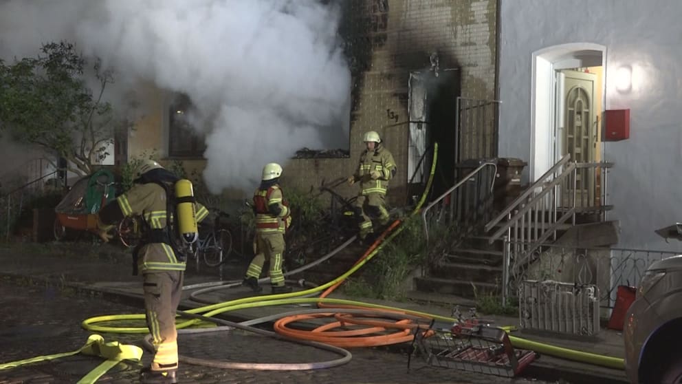 Bremen 3.7.2021: E-Bike provoziert
                        Wohnungsbrand, die Feuerwehr hat 3 Stunden
                        Arbeit