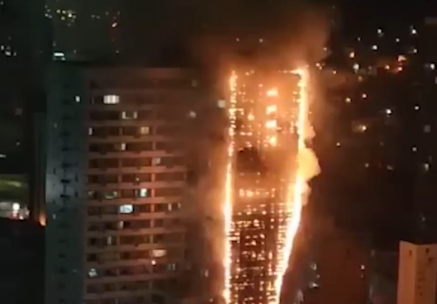 Busan
                                  (Südkorea) 11.1.2023: WIR HABEN EUCH
                                  GEWARNT: In Südkorea in Busan steht
                                  ein ganzes Parkhaus in Flammen -
                                  Verdacht E-Auto: Spektakulärer Brand:
                                  Gigantisches Parkhaus steht in
                                  Flammen